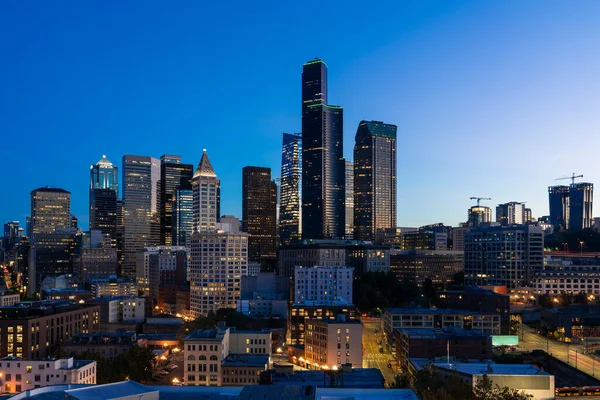 Vista aérea de Seattle del centro de la ciudad al atardecer, Washington, EE.UU.. —  Fotos de Stock