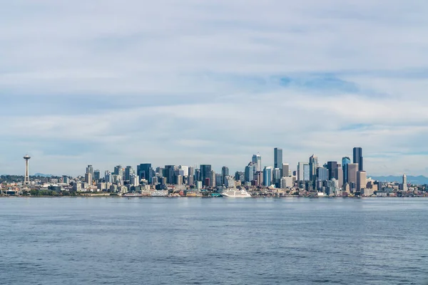 Waterfront Seattle panorama z wielkim widokiem na koło i kultowa wieża widokowa o nazwie Space Needle. Drapacze chmur w centrum miasta, Waszyngton, USA. Żywa okolica biznesowa — Zdjęcie stockowe