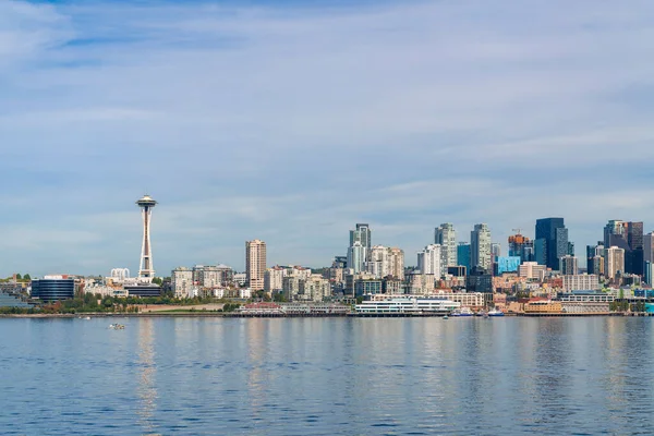 Rıhtıma bakan Seattle silueti. Uzay iğnesi adı verilen ikonik gözlem kulesi. Gündüz vakti Washington, ABD 'de finans merkezinin gökdelenleri. Parlak bir iş çevresi.
