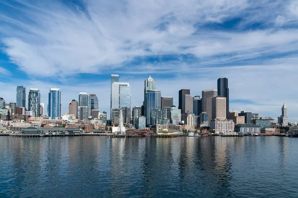 Skyline frente al mar Seattle con gran vista de la rueda. Rascacielos del centro financiero a la hora del día, Washington, EE.UU. Un barrio de negocios vibrante —  Fotos de Stock