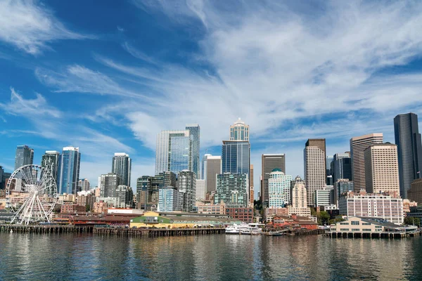 Rıhtıma bakan Seattle silueti harika tekerlek manzaralı. Gündüz vakti Washington, ABD 'de finans merkezinin gökdelenleri. Parlak bir iş çevresi.