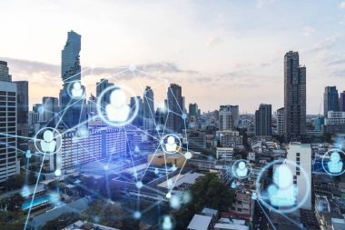 Bangkok, Güneydoğu Asya 'nın günbatımı panoramik şehri üzerine sosyal medya simgelerinin hologramı. İnsan ilişkileri ve kariyer fırsatları kavramı. Çoklu pozlama.