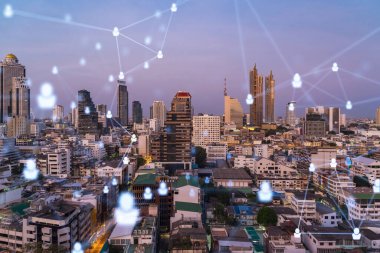 Bangkok, Güneydoğu Asya 'nın günbatımı panoramik şehri üzerine sosyal medya simgelerinin hologramı. İnsan ilişkileri ve kariyer fırsatları kavramı. Çoklu pozlama.