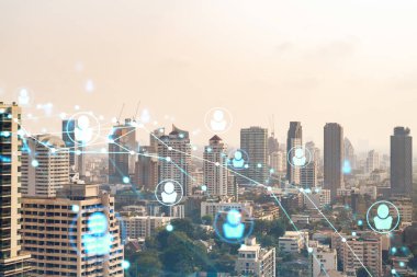 Sosyal medya, Bangkok, Güneydoğu Asya 'nın Panorama şehri manzarası üzerinde hologramı simgeliyor. Halkla ilişkiler, bağlantılar ve kariyer fırsatları kavramı. Çift pozlama.