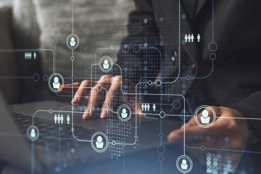 İK kadın uzmanı, işe alım sürecinde uluslararası ağ oluşturacak en iyi adayları bulmak için İnternet 'te klavyeyi yazıyor. Resmi kıyafet. Sosyal medya hologram simgeleri.