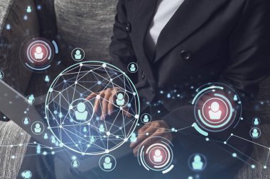 İK kadın uzmanı, işe alım sürecinde uluslararası ağ oluşturacak en iyi adayları bulmak için İnternet 'te klavyeyi yazıyor. Resmi kıyafet. Sosyal medya hologram simgeleri.
