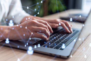 İK kadın uzmanı, işe alım sürecinde uluslararası ağ oluşturacak en iyi adayları bulmak için İnternet 'te klavyeyi yazıyor. Resmi kıyafet. Sosyal medya hologram simgeleri.