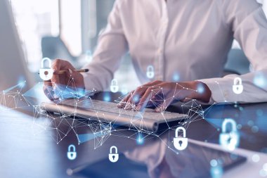 Bir kadın programcı bilgisayar üzerinden bir siber güvenliği korsan saldırılarından korumak ve müşterilerin gizli bilgilerini kaydetmek için kod yazıyor. Hologram simgelerini daktilo eden ellerin üzerine kilitle. Resmi giysi.