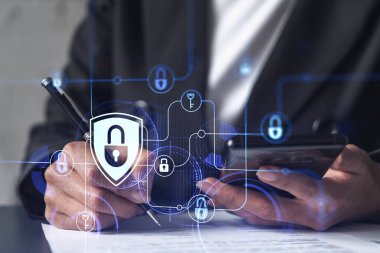 İş kadını siber güvenlikte risk olasılığını önlemek için sözleşmeyi resmi olarak imzalıyor. Telefonu kontrol ediyorum. Çalışma masasının üzerine asma kilit hologramı simgeleri.