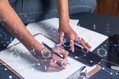 Gündelik çalışan bir iş kadını, yeni bir yüksek teknoloji hizmeti sunmak için yaratıcı yazılımlar yaratmak için telefon kullanarak bazı fikirleri yazarken yıpranır. Yakın çekim. Hologram teknik grafikleri. Dev takım kavramı