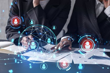 İki İK uzmanı, uluslararası danışmanlık şirketinin stajyer programını geliştirmek için çömezlerin pazarını inceliyor. Yeni yetenekli bir ekip işe alıyorum. Sosyal medya hologram simgeleri. Kadınlar iş başında.
