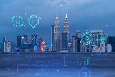 Tahta teraslı çatı, Kuala Lumpur gece silueti. Yeni teknolojiler uygulayarak iş sürecini optimize etmek için yüksek teknolojili dijital hologramlar. Şehir merkezinde. Çift pozlama.