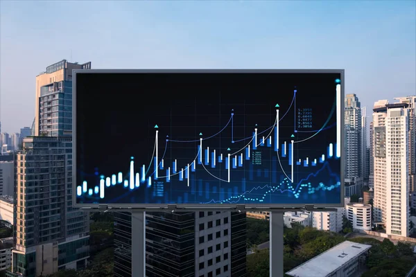 ビルボード上でFOREXグラフホログラムを成長させ、日没時にバンコクの空中パノラマの街並み。東南アジアにおける株式・債券取引。ファンド・マネジメントの考え方. — ストック写真