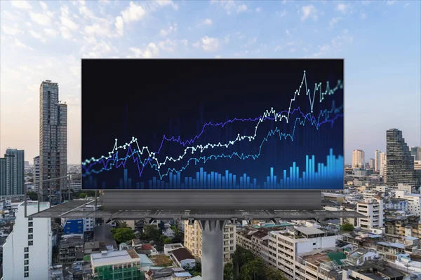 Glödande FOREX grafhologram på affischtavla, antenn panoramautsikt stadsbild i Bangkok vid solnedgången. Aktie- och obligationshandel i Sydostasien. Begreppet fondförvaltning. — Stockfoto