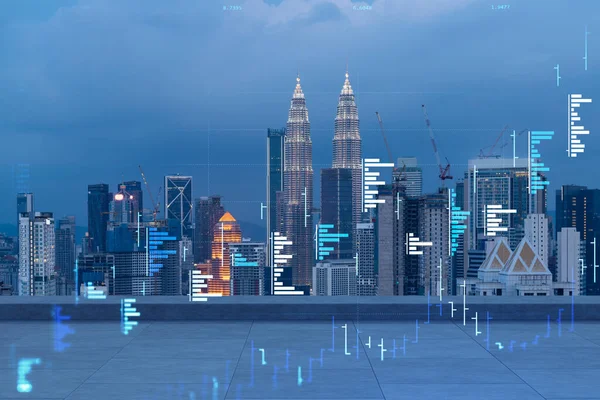 Azotea con terraza de hormigón, horizonte nocturno de Kuala Lumpur. Pronóstico y modelado empresarial de los mercados financieros hologramas gráficos digitales. Ciudad del centro. Doble exposición. Imagen de stock