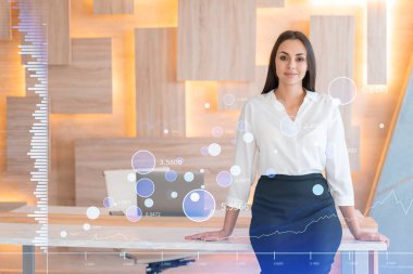 Resmi olarak gülümseyen iş kadını portresi kurumsal finans fonunda ticaret stratejisini nasıl optimize edeceğini düşünüyor. Modern ofis arkaplanı üzerinde eski grafik hologramı
