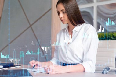 Resmi olarak çekici bir iş kadınının portresi belgelerle çalışırken ve kurumsal finans fonunda ticaret stratejisini nasıl optimize edeceğini düşünürken giyilir. Modern ofis arkaplanı üzerinde eski grafik hologramı