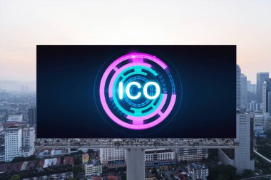 Gün batımında Panorama şehrinin Kuala Lumpur manzarasında ICO hologram simgesi. KL, Malezya, Asya 'daki engelleme projelerinin merkezidir. İlk madeni para önerisi, merkeziyetçilikten arındırılmış finans