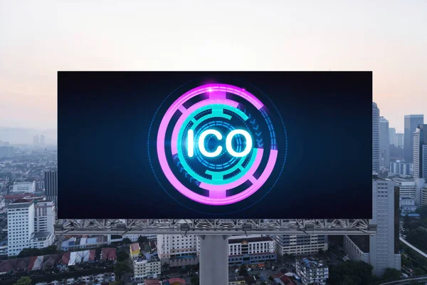 ICO hologram ikon på affisch över panorama stadsutsikt över Kuala Lumpur vid solnedgången. KL är navet i blockchain-projekt i Malaysia, Asien. Begreppet första mynterbjudande, decentraliserad finansiering Royaltyfria Stockbilder