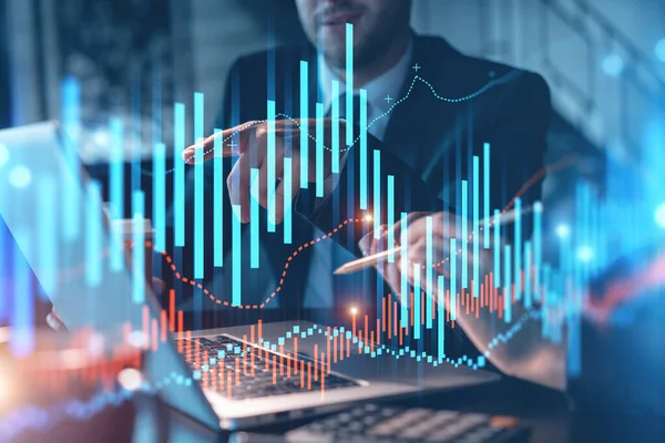 Deux collègues en tenue formelle travaillent ensemble pour optimiser la stratégie de trading au sein du fonds de financement d'entreprise. hologramme graphique Forex sur fond de bureau moderne — Photo