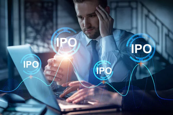 Dwóch współpracowników w formalnym zużyciu pracuje razem nad optymalizacją strategii IPO. Wykres finansowy hologram na nowoczesnym tle biurowym — Zdjęcie stockowe