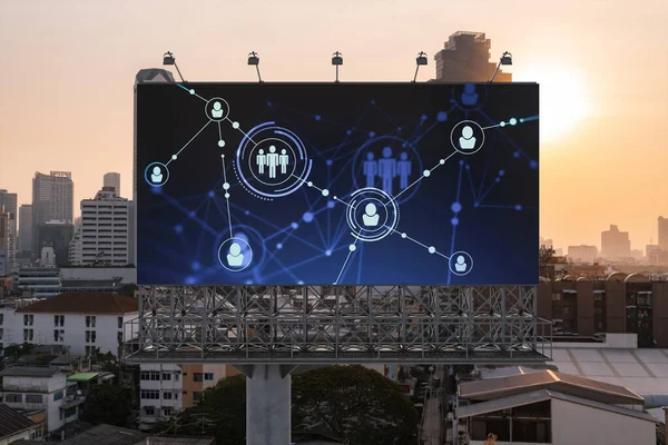 Günbatımı panoramik şehir manzarası üzerinde reklam panolarında parlayan sosyal medya simgeleri. Güneydoğu Asya 'daki insanlar ve şirketler arasında ağ oluşturma ve yeni bağlantılar kurma kavramı — Stok fotoğraf