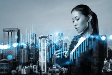 Çekici Asyalı işkadını tüccarı sermaye piyasası davranışını tahmin etmek için alıntıları kontrol ediyor. Ticaret stratejisi kavramı. Eski çizelge. Bangkok 'ta. Çift pozlama.