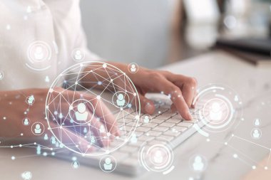 İK kadın uzmanı, işe alım sürecinde uluslararası ağ oluşturacak en iyi adayları bulmak için İnternet 'te klavyeyi yazıyor. Resmi kıyafet. Sosyal medya hologram simgeleri.