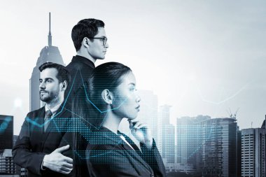 Takım elbiseli bir grup iş arkadaşı çok uluslu kurumsal ekibin bir parçası olarak fonda ticari strateji tahmininde bulunuyorlar. Eski çizelge. Kuala Lumpur arka planda. Çift pozlama