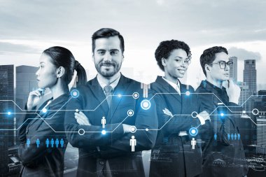 İş amaçlarına ulaşmak için sosyal medya pazarlama stratejisi üzerinde çalışan bir grup SMM uzmanı. Singapur arkaplanı üzerinde hologram simgeleri.