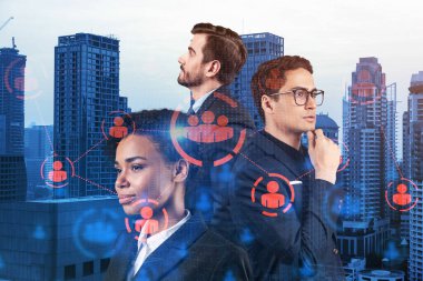 İş amaçlarına ulaşmak için sosyal medya pazarlama stratejisi üzerinde çalışan bir grup SMM uzmanı. Bangkok arkaplanı üzerinde hologram simgeleri.
