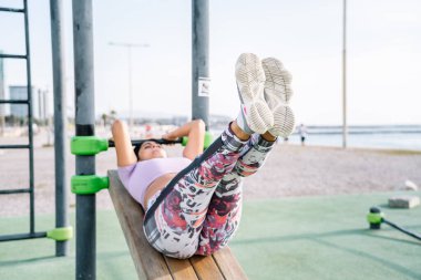 Kararlı etnik kadın kumsalda mekik çekiyor.