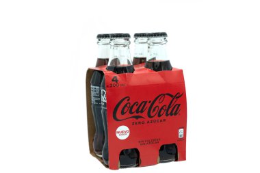 Barselona, İspanya, 17 Ekim 2021: 4 Coca-Cola sıfır cam şişe paketi. Kola Sıfır aspartam ile tatlandırılır.