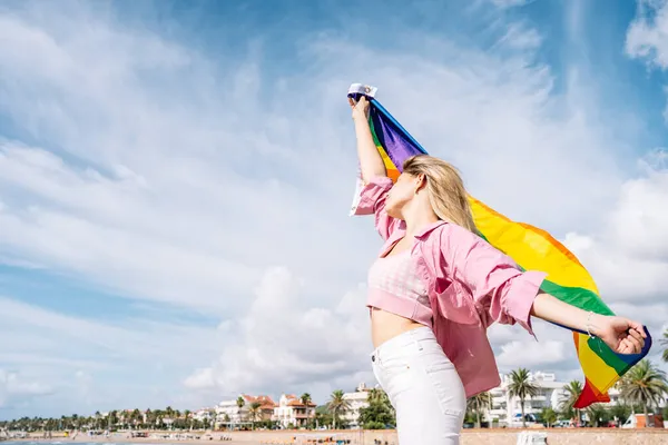 Carefree woman with LGBT flag in city — Stock Photo, Image