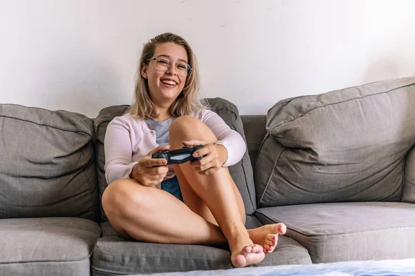 Mulher feliz jogando videogame em casa — Fotografia de Stock