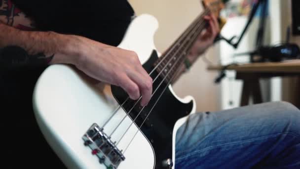Bassist gra na gitarze elektrycznej w domu — Wideo stockowe