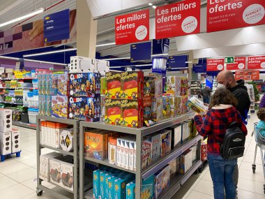 Barselona, İspanya, 10 Kasım 2021: Aile Noel için alışveriş merkezinden oyuncak alır.