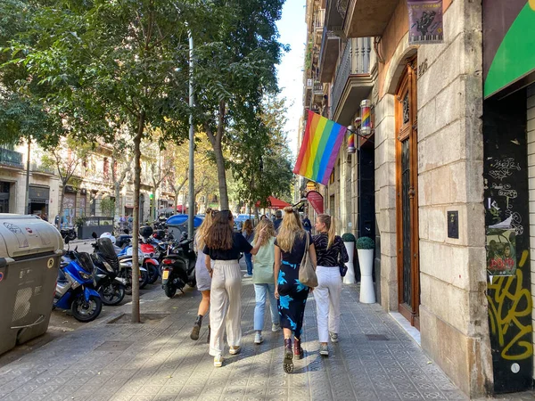 Barcelona, Espanha, 10 de novembro de 2021: grupo de meninas caminha pelo bairro gay de Barcelona com bandeira colorida — Fotografia de Stock
