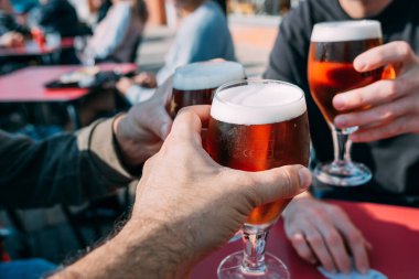 Bir grup mutlu arkadaş sağlıklı bir hayat sürüyor ve rahatlıyor. Birayla tezahürat yapıyor ve bira içiyor.