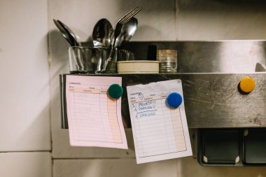 Siparişler mutfağa.