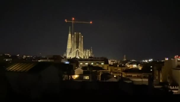 Barcelona, Spanje, 8 december 2021: De ster van de Sagrada Familia in Barcelona is voor het eerst verlicht — Stockvideo