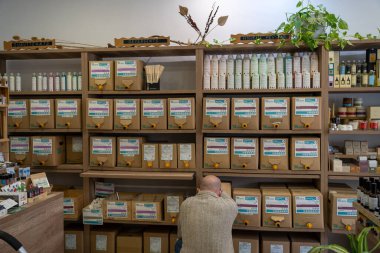 Barselona, İspanya 9 Aralık 2021: Organik doğal ve vejetaryen sabun dükkanı