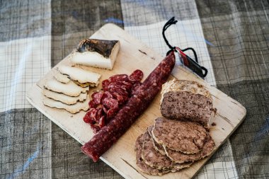 et peyniri ve sosis tipik İspanyol yemeği.