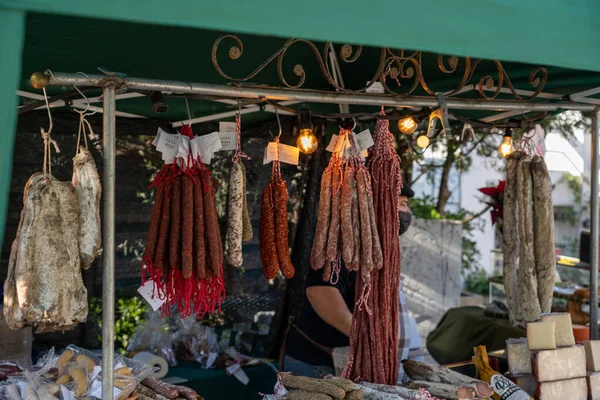 Barcelona, Espanha, 22 de dezembro de 2021: caminhão de alimentos que vende salsichas típicas da Espanha. Enchidos e carnes curadas, produtos de carne de porco ibéricos, Espanha — Fotografia de Stock