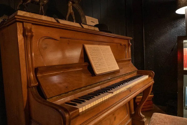 Old piano with sheet music — Stock Photo, Image