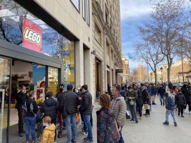 Barselona, İspanya, 29 Aralık 2021: İnsanların Barcelona 'daki yeni lego mağazasına girmek için kuyruğa girmesi