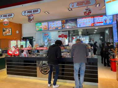 Barselona, İspanya, 2 Ocak 2022 otoyoldaki fast food restoranı burger kralı. Gezginler atıştırmak için durdular. Yolda yiyecek var.