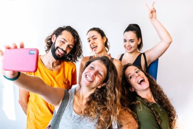 Yoga hocası grupla selfie çekiyor.