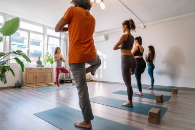 Vriksasana grubu koçtan sonra poz veriyor