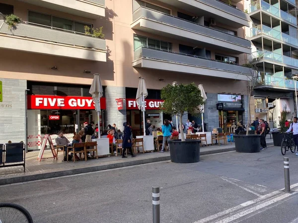 Barcelona, Spain, 5 January, 2022: Logo and facade of Five Guys, fast food restaurant chain. — Fotografia de Stock